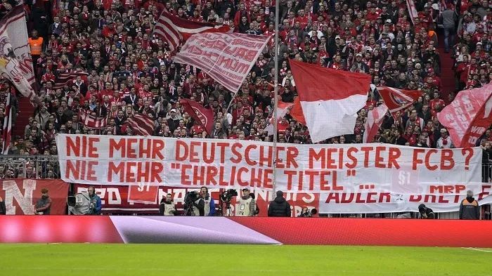  波鸿球迷横幅抗议俱乐部管理层  