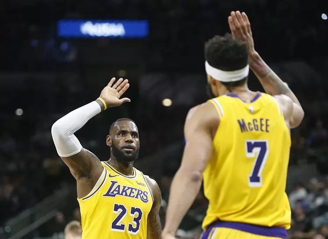  詹姆斯三双领衔湖人逆转勇士迎关键胜利  